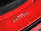 外装色には、フェラーリの情熱を象徴する王道のレッド「Rosso Corsa」を採用しています。