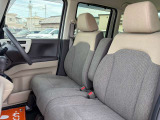 軽自動車の後部座席も足元スペース広々としていてシートの座り心地も良く快適にくつろげます♪