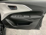 【運転席ドア】ドリンクホルダーと収納ポケットがあります。