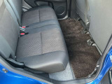 コンパクトな車ですが、後席も充分なスペースを確保しています。足元空間も広くリラックスしてドライブが楽しめます。