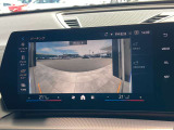 車の先端より更に先を見渡せるパノラマビュー。左右の状況も判断しやすくなるので、狭い路地を走る際に重宝します。