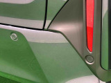 コーナーセンサーを車の前2個・後に4個装備! 障害物の距離に応じて警告音を変えてお知らせします