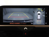 パノラミックビューモニターを装備。駐車場や交差点でクルマを真上から見るように周囲を確認できます。機能の詳細は販売店スタッフまでおたずねください。