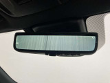 デジタルインナーミラー。車両後方カメラの映像をミラー内のディスプレイに表示する運転補助装置です。