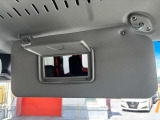 通行券などが収納できるホルダー付きサンバイザーです。