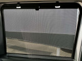 窓からの日差しを遮り、プライバシーの保護などにも役立つロールサンシェード。