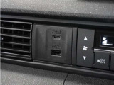 ◆USB接続端子◆スマホやiPodなどを接続して、いつもの音楽を車内でもお楽しみいただけます♪