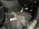 内装工程では、中古車を気持ちよくお乗りいただけるよう清掃しております。
