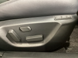 運転席にはパワーシートを装備!シート位置を記憶するメモリー機能付きなのでご夫婦で2名分セットすると便利です♪