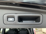 運転席とリアゲート本体に開閉スイッチを装備し、とても便利な電動リアゲート!