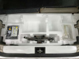 【サブトランク】ラゲッジ下には、スペアタイヤの替わりとなる応急タイヤパンク修理キットも備え付けられています。