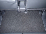 リアシートも足元が広々しています。足元が狭い車は乗っていても疲れますよね・・・これだけ広ければ後部座席の方も大満足!皆様で楽しいドライブを!