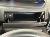 【インパネアッパーボックス】サッと取り出せてサッとしまえる、運転席の目の前にはボックスが装備されております!薄型のボックスティッシュなど収納可能☆