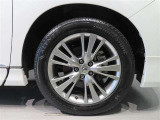 純正のアルミホイール装着車です。タイヤサイズは235/55R19です。