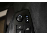 狭い場所も苦になりません。電動格納ドアミラー装備。