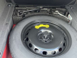 荷室の下にスペアータイヤ装備。