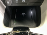 【ワイヤレス充電器】Qi対応のスマートフォンを置くだけで充電ができます。