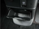 ◆センターロアボックス◆インパネ中央の下部には、ごみ箱としても使用する事ができるセンターロアボックスを装備しております。