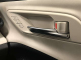 【マイコンプリセットドライビングポジションシステム】運転席に2名分のステアリング、シート、ドアミラーのポジションを記憶・再現します。