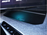 【ワイヤレス充電】ワイヤレス充電Qi規格に対応したスマートフォンなどの携帯機器を充電できます。