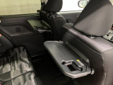 【格納式シートバックテーブル(運転席/助手席)】 物が落ちにくいふち高テーブルはタブレットが立てかけられ、お子さま用のマグカップや500mlの紙パックが入るカップホルダーも備えています。