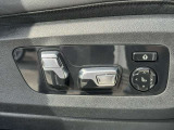 運転席メモリー付きフロント電動シート装備。