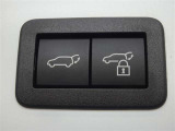 パワーバックドアを装備しています。バックドアを運転席からも開閉できます、便利ですよ。