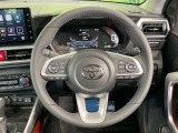 インテリアに合わせたデザインのステアリングは、運転される方のことも考え、運転しやすい形状、大きさです。是非一度、実際に触ってお確かめください。