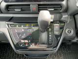 「オートエアコン」付き一年中快適な室内を提供!車内温度を設定すると、風量を自動で調節してくれます。さらに前席シートヒーターつき(^^)/