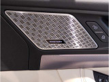ハーマンカードンは移動中の車内空間をより快適に過ごす為のスピーカーで600W・9チャンネル・サラウンド・車両専用のイコライザーが装備され、良質な音源でございます。
