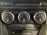 空調スイッチ類は最近流行のタッチパネル式ではなく、運転中でも直感的に操作できるダイヤル式を採用しております。