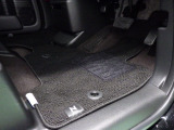 【内装】運転席足元 小さなキズや汚れはありますが、カーペットの破れもなく標準的な状態です。