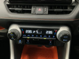【左右独立オートエアコン】左右席で独立温度コントロールが可能です。運転席はキンキンに冷やして助手席はマイルドにと言った設定が可能です☆暑さ寒さでケンカすることもなくなりますね♪