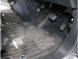 運転席フロア。体格を問わず心地よいドライビングポジションがとれるよう各ペダルが配置されています!