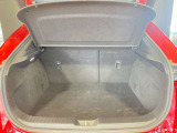 目隠しとなるトノカバーを備えた安心の荷室空間。外から荷物が見えないためプライバシーや防犯面でも安心です。6:4分割可倒式シートを採用し、荷物の大きさや乗員に合わせて柔軟にアレンジできます。