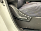 シートハイトアジャスターが付いているので運転姿勢を調整するのに便利ですね。身長に合ったシートポジションは安全運転や疲労軽減にもつながります。