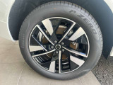XC60ウルトラB5のパワー(250馬力 カタログ値)を4輪で余すところなく地面に伝える純正19インチアルミホイールと、235/55R19サイズのラジアルタイヤ。高次元の走りと乗り心地を両立します。
