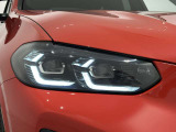 アダプティブLEDヘッドライトはステアリングを切った方向を照らします。