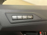 運転席ドアに運転席パワーシートのポジション設定が出来るドライビングポジションメモリースイッチが付いています