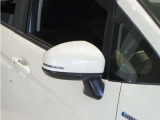 【ドアミラーウインカー】ウインカーと連動してミラー外側部分が点灯します。対向車や歩行者、並走するバイクや自転車からの視認性が上がります。