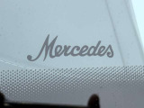 フロントガラスには『Mercedes』のサインが入っております。とてもオシャレなフロントガラスです。