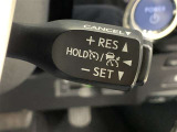 レーダークルーズコントロール(車速追従機能)付きです。車速に応じて追従支援してくれるので、ロングドライブも快適です。詳細は販売店スタッフまでおたずねください。