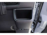 ハンドルの右側にドリンクホルダーがございます!手に取りやすい位置にありますので運転中の水分補給もラクラクです♪