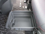 助手席シートアンダーボックス(スライド式)!運転用の替え靴や、車内に常備したいこども用品、着替えた服などを収納できます。