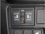 運転席についているスイッチでもリヤ席のスライドドアの開閉ができます。