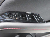 運転席のパワーウインドースイッチ部です。よく触れる場所だからこそ、使用状態があらわれますよね。ぜひこうした所もチェックしてください。