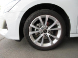 全車両に標準装備の純正アルミホイールは、純正ならではのバランスの良いデザインと、走行安定性をお楽しみ頂けます。