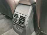 BMWの少し硬めの足回りは車の縦揺れを素早く整えるため、同乗者の方への車酔いにも効果が御座います。