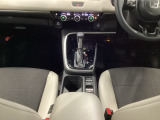 運転席からも助手席からもアクセスしやすい上下2段のコンソールトレーは、デザイン性もいいですね。