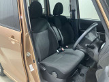 【運転席シートリフタ-】運転席の高さ調整が出来るので自分の運転しやすい高さに合わせて快適なドライブをお楽しみください♪♪